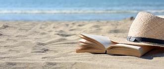 Illsutration plage livre chapeau de paille