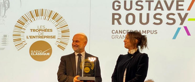 Le Pr Barlesi recevant le trophée Le Pr Barlesi recevant le trophée