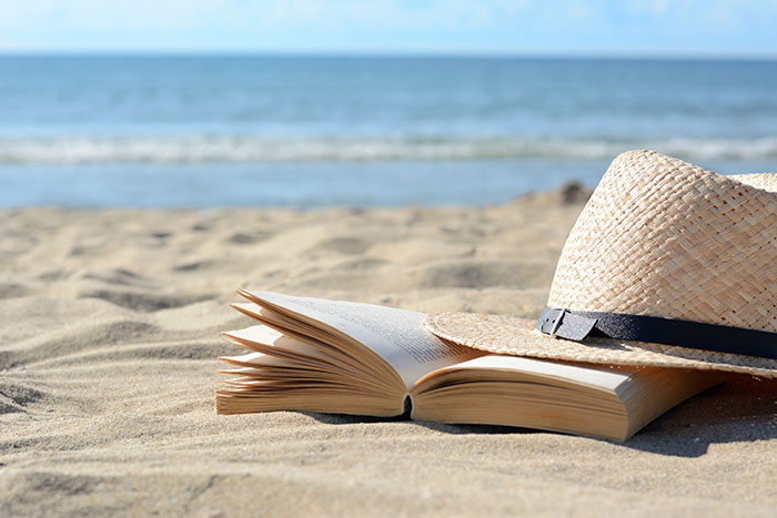 Illsutration plage livre chapeau de paille