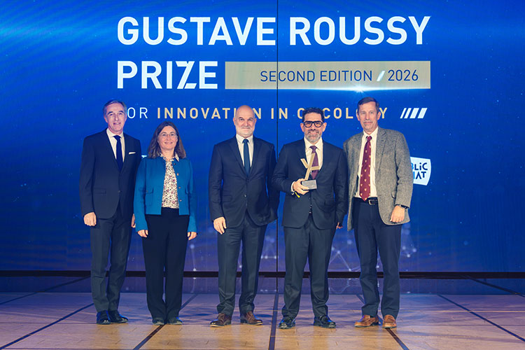 photo : De gauche à droite : Éric Ducournau, directeur général des Laboratoires Pierre Fabre ; Anne Paoletti, directrice de la Fondation Gustave Roussy ; Pr Fabrice Barlesi, directeur général de Gustave Roussy ; Pr Luis Diaz Jr., lauréat 2026 du Prix