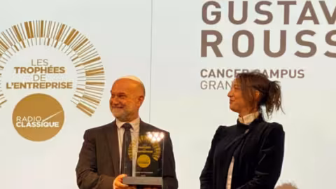 Le Pr Barlesi recevant le trophée