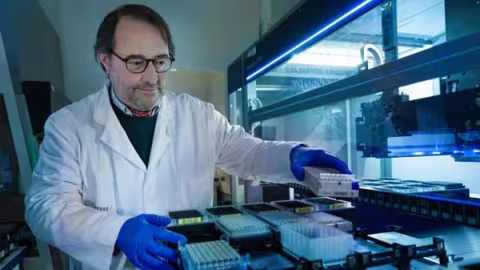 Photographie personnel de laboratoire biopsie