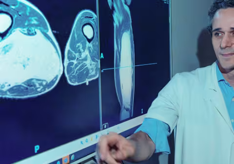 Photographie - Médecin analysant une image médicale