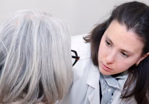 Photographie : médecin et patient en consultation