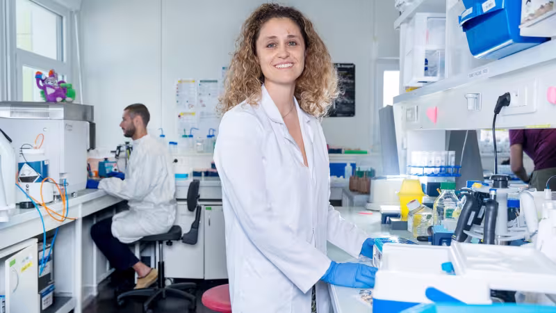 Portrait femme en blouse blanche dans laboratoire