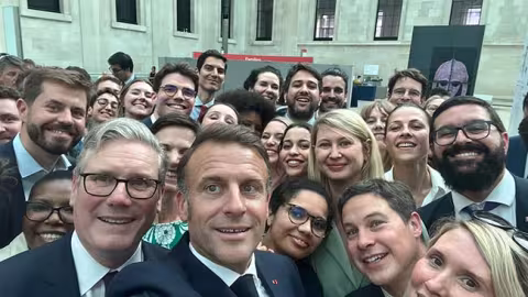 selfie Young Leaders - Emmanuel Macron - Keir Starmer.