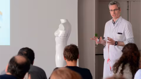 Photographie : Médecin enseignant pendant un séminaire